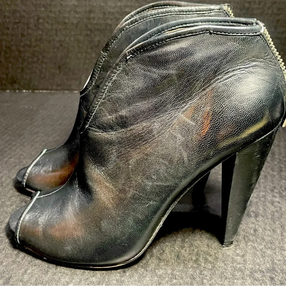 Gorgeous Vince Camuto Butter soft Black Nappa open toe bootie size 5.5M LIKE NEW - Picture 2 of 11
